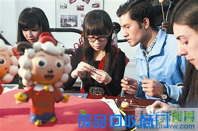 大连：留学生制作面塑“喜羊羊”（图）