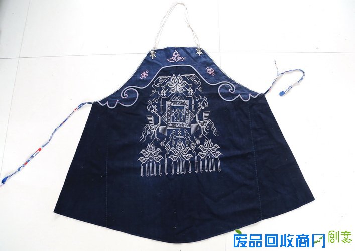 萍乡博物馆征收到晚清时期萍乡民间蓝布绣花围裙