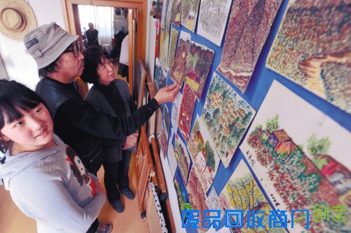 爱人在王辰的熏陶下玩起绘画，老有所乐