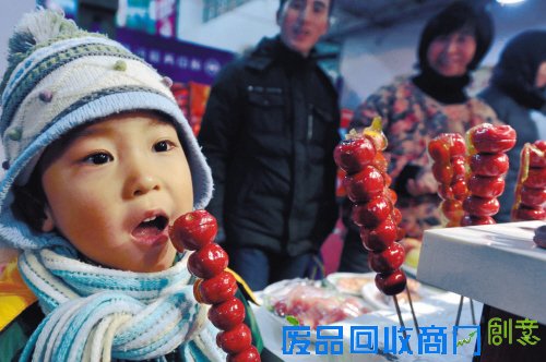 仿真糖葫芦让孩子们难以辨别真伪