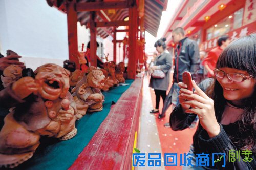 王辰夫妇的作品吸引了很多市民的眼球