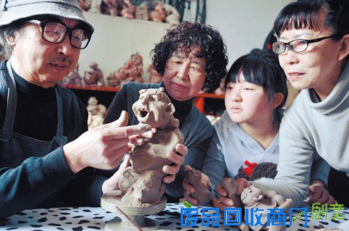 夫妻俩的爱好吸引了家人和爱好者前来学艺