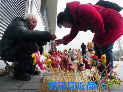 路过的市民购买面塑