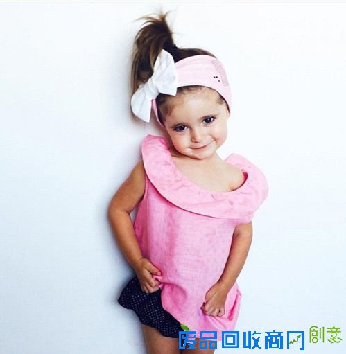 澳大利亚2岁萌娃时尚打扮走红网络