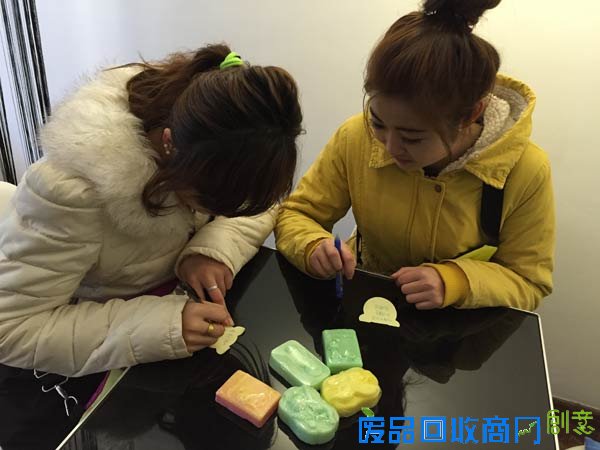 残障儿童为其制作手工皂爱心义卖