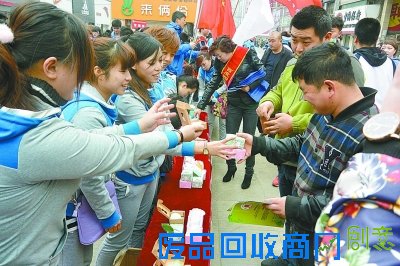 自闭症儿童制作手工皂 四平志愿者上街义卖献爱心