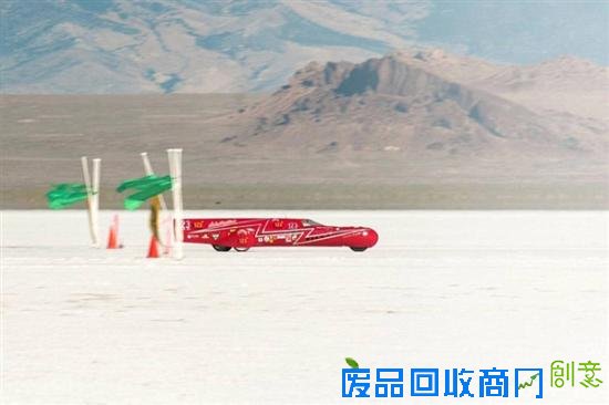 全球跑得最快的女摩托车手:时速389公里