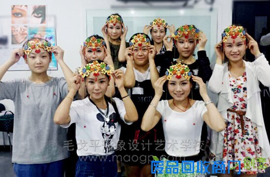 郑州毛戈平化妆学校DIY新娘饰品秀