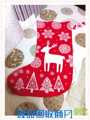 大家看这些圣诞饰品很漂亮吧，都是我们城市快报妈妈团的妈妈们亲手做的哦。这里面不仅包含了妈妈们的奇思妙想和巧手创意，还有满满的爱哦！