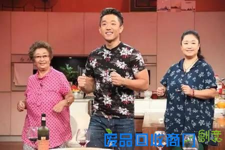 她是荧屏第一母亲，60岁北漂 祖孙三代闯娱乐圈