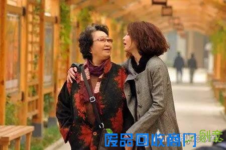 她是荧屏第一母亲，60岁北漂 祖孙三代闯娱乐圈