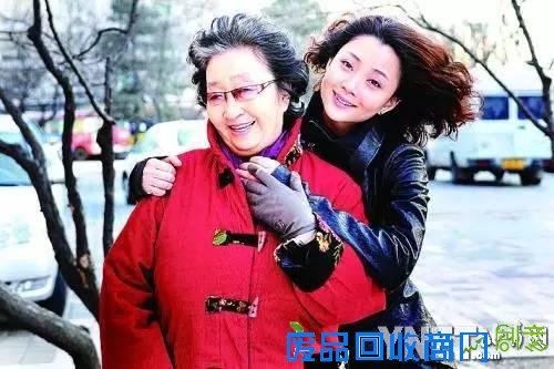 她是荧屏第一母亲，60岁北漂 祖孙三代闯娱乐圈
