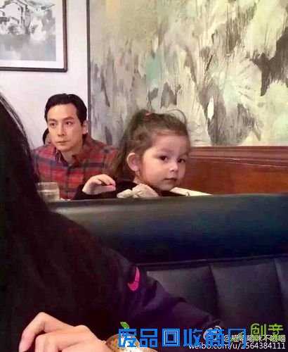 吴彦祖带爱女外出吃饭 小姑娘扎马尾造型可爱(图)