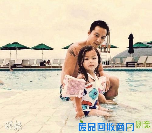 吴彦祖带爱女外出吃饭 小姑娘扎马尾造型可爱(图)