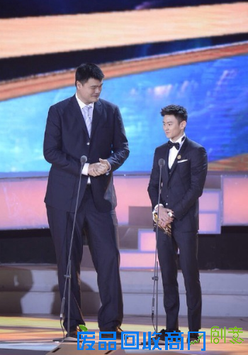 宁泽涛混搭风亮相红毯 与姚明同颁奖自称小可爱(图)