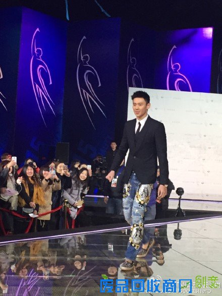 宁泽涛混搭风亮相红毯 与姚明同颁奖自称小可爱(图)