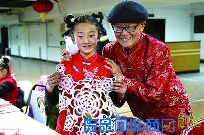 剪纸、送福、送春联、书画展、猜灯谜……昨日虽是入冬以来最寒冷的一天,但酷寒阻挡不住民俗年味的火热,青岛市文化馆“金猴闹新春 送福进万家”2016青岛民俗文化大拜年公益活动吸引了200多名市民热情参与。