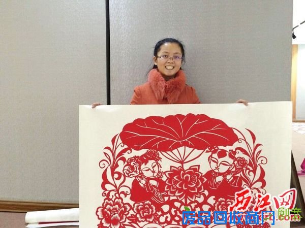 杨金希望通过自己努力，把剪纸艺术传承下去。 记者 夏紫怡 摄