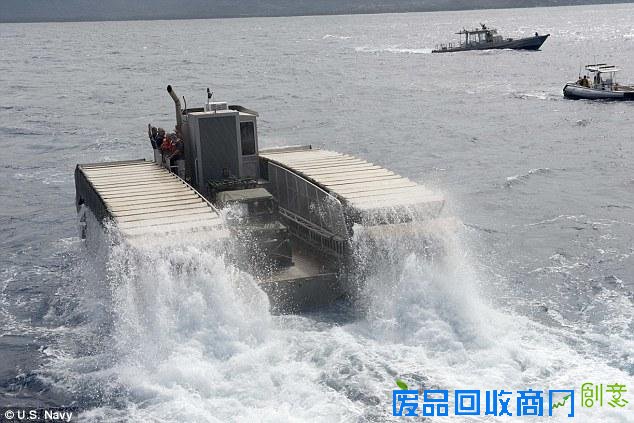  美水陆两栖坦克：可翻3米高墙壁