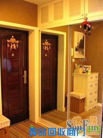 往右边看看,我的超大鞋柜。