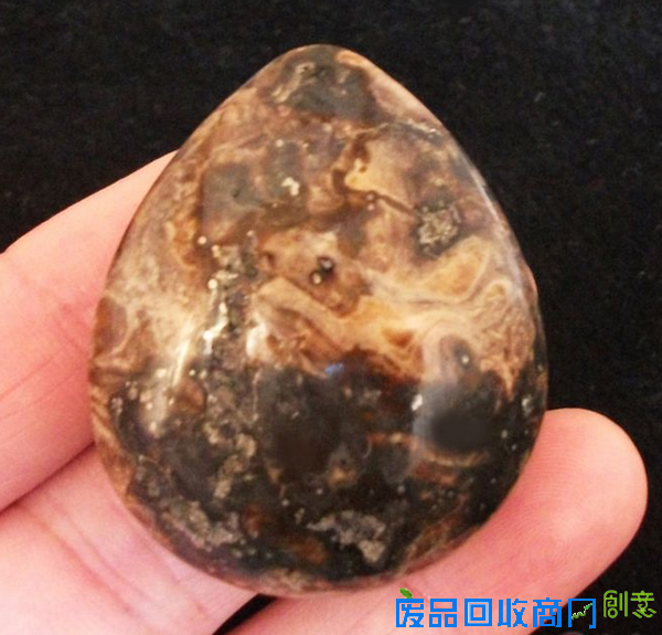 琥珀工艺品和琥珀昆虫的加工流程