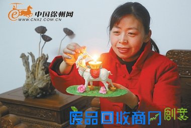 看非遗传人制作鲤鱼花灯生肖面灯