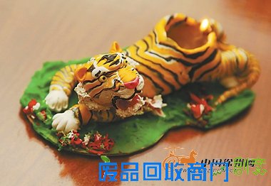 看非遗传人制作鲤鱼花灯生肖面灯