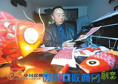 看非遗传人制作鲤鱼花灯生肖面灯