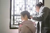 采风拍摄前，模特正在化妆。