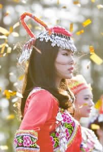 露天T台，没有灯光的半决赛，丝毫没有影响模特们的表现。