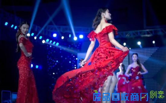 总决赛的舞台上，每一个转身、每一次回眸，举手投足之间尽显风华。