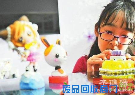 济南10岁女孩在家上学:写童话书捏泥人,不学数学英语