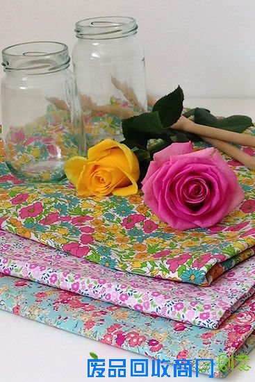 彩旗和果酱罐婚礼装饰