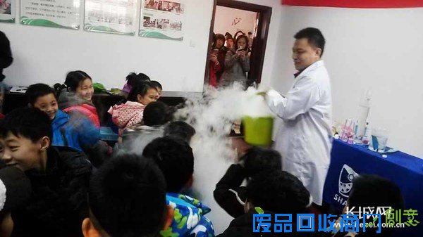 为小朋友表演“干冰秀”。