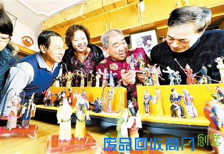昨天，“面人赵”传人赵连生在社区展出自己多年制作的京剧面塑，150多个京剧面塑人物涵盖生旦净末丑和60多出戏剧，让人们从中感受国粹京剧的魅力。