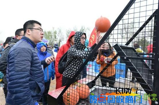 [大众娱情]不惧风雪 张家口市民举行趣味运动活动
