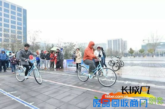 [大众娱情]不惧风雪 张家口市民举行趣味运动活动