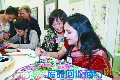 驻西使节夫人倾心蔚县剪纸