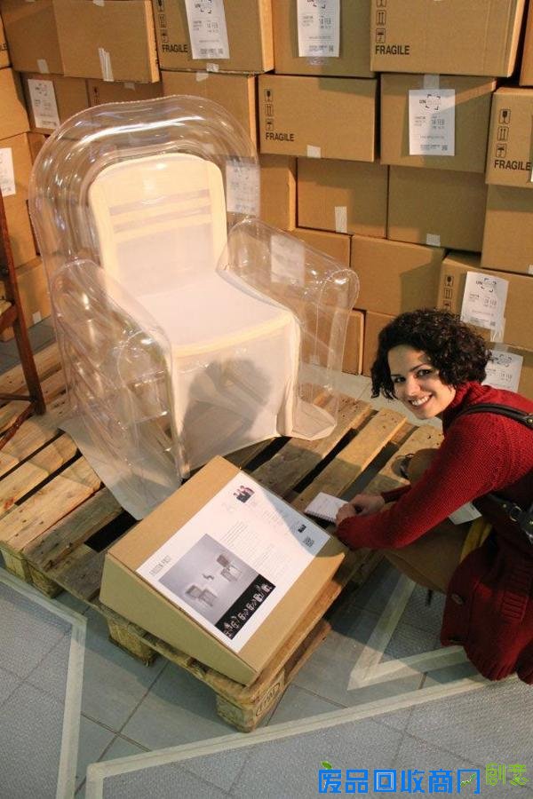  实用的设计：充气椅套