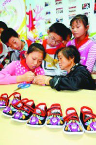 6月18日，亳州市风华小学的学生在老师的指导下学习缝制香包，了解端午习俗。