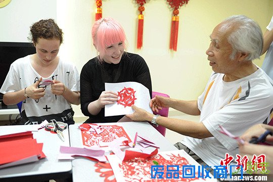 德国留学生向“非遗”项目传承人学做面塑