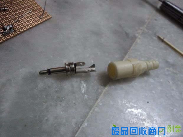 简单DIY制作：仅需10步！就可造一个穿戴式调频发射器