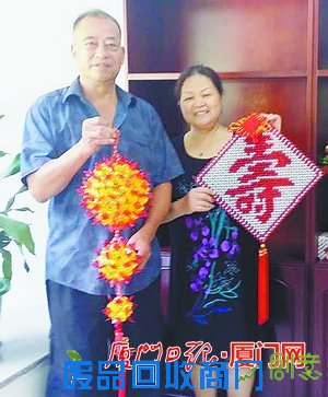 夫妻俩做手工艺品 义卖资助困难群体