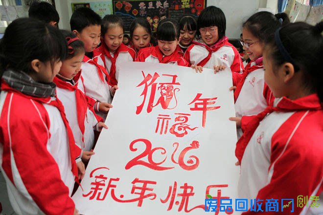 重庆巧手剪纸迎新年 传承民间传统剪纸艺术