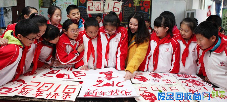 重庆巧手剪纸迎新年 传承民间传统剪纸艺术