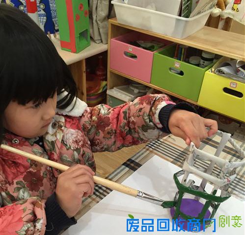 转塘幼儿园：巧手DIY，报纸变花篮！