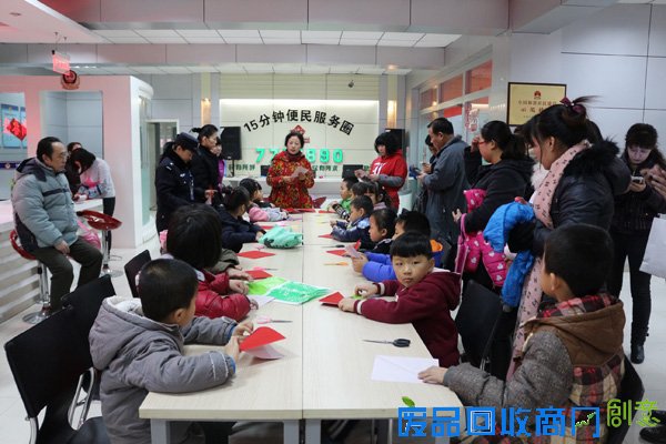 太原市南海街二社区：传承剪纸文化 共迎新春佳节