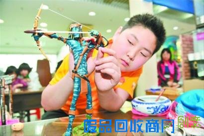 “泥人吧”里捏泥人 让孩子过一个有意义的暑假