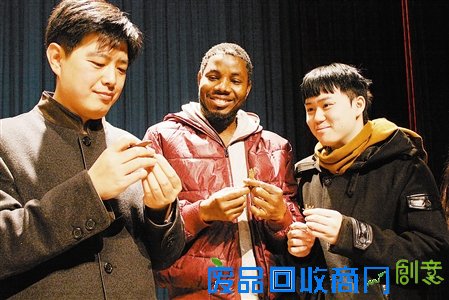 图文：天津“泥人张”走进大学校园 现场教捏泥人