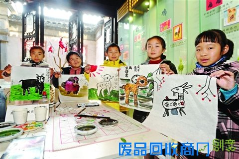 小学生展示各自创作的生肖羊画作。□记者杭兴微摄